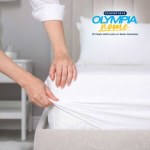 mujer colocando protector de colchón blanco